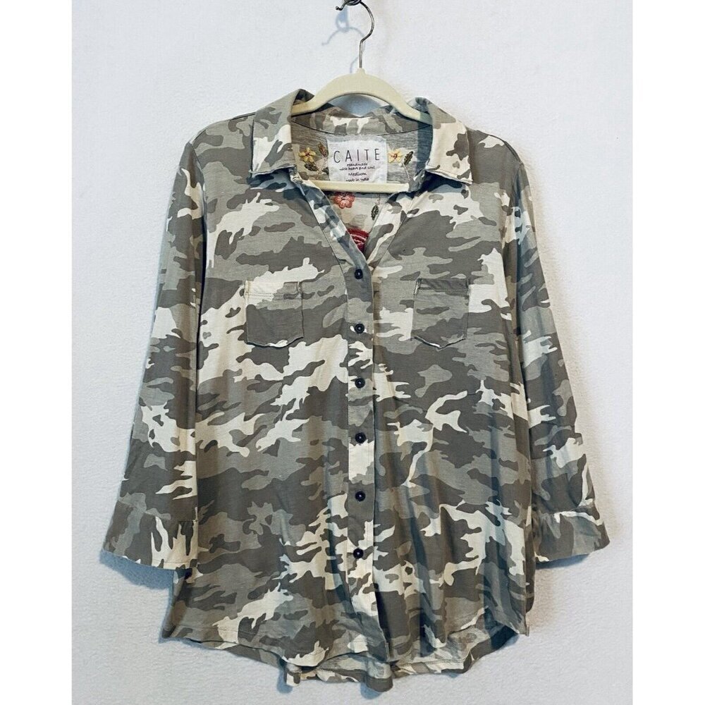 Caite Top Womens Medium Camo Floral Embroidered Button Up Knit Roll Tab Sleeve